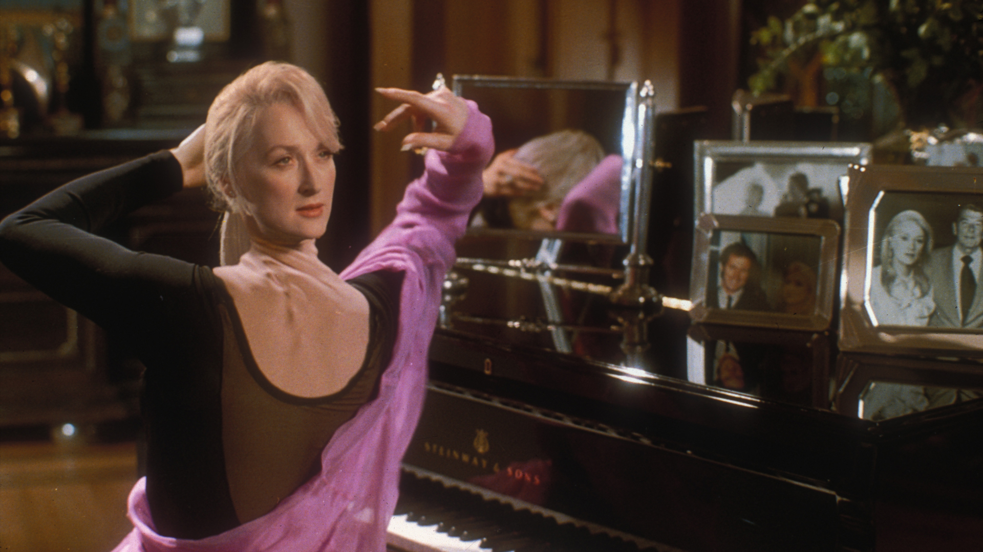 Madeline Ashton (Meryl Streep) gets her neck twisted with a little help from ILM in the Academy Award®-winning Death Becomes Her (1992). © Universal Pictures. All Rights Reserved.